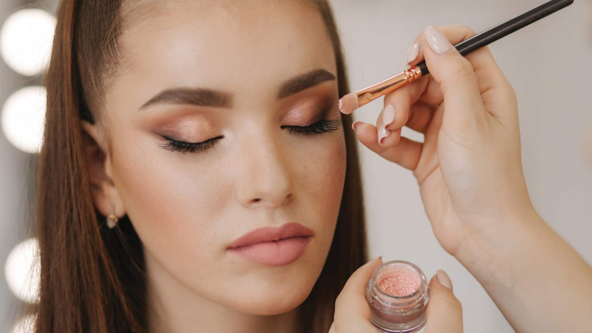 How to apply eyeshadow like a makeup artist, with these genius